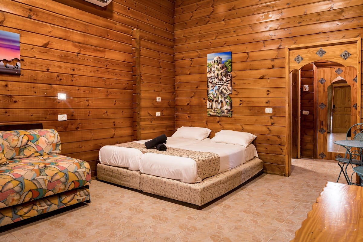 Blackout drapes, WiFi (free), bed sheets