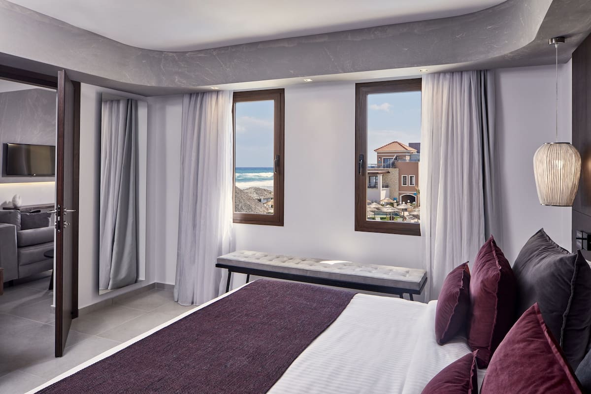 Family Suite Private Pool Sea View | Minibar (free items), in-room safe, desk, blackout drapes