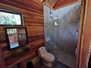 Casa de campo básica, para no fumadores, vista al lago | Baño | Regadera, amenidades de baño gratuitas, bidet, toallas 