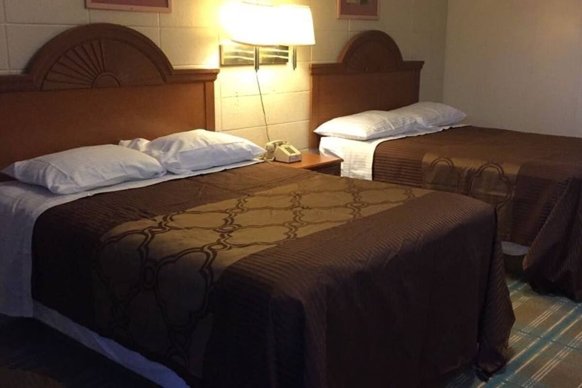 Quarto standard, 2 camas de casal, para fumantes | 1 quarto, cortinas blackout, Wi-Fi de cortesia