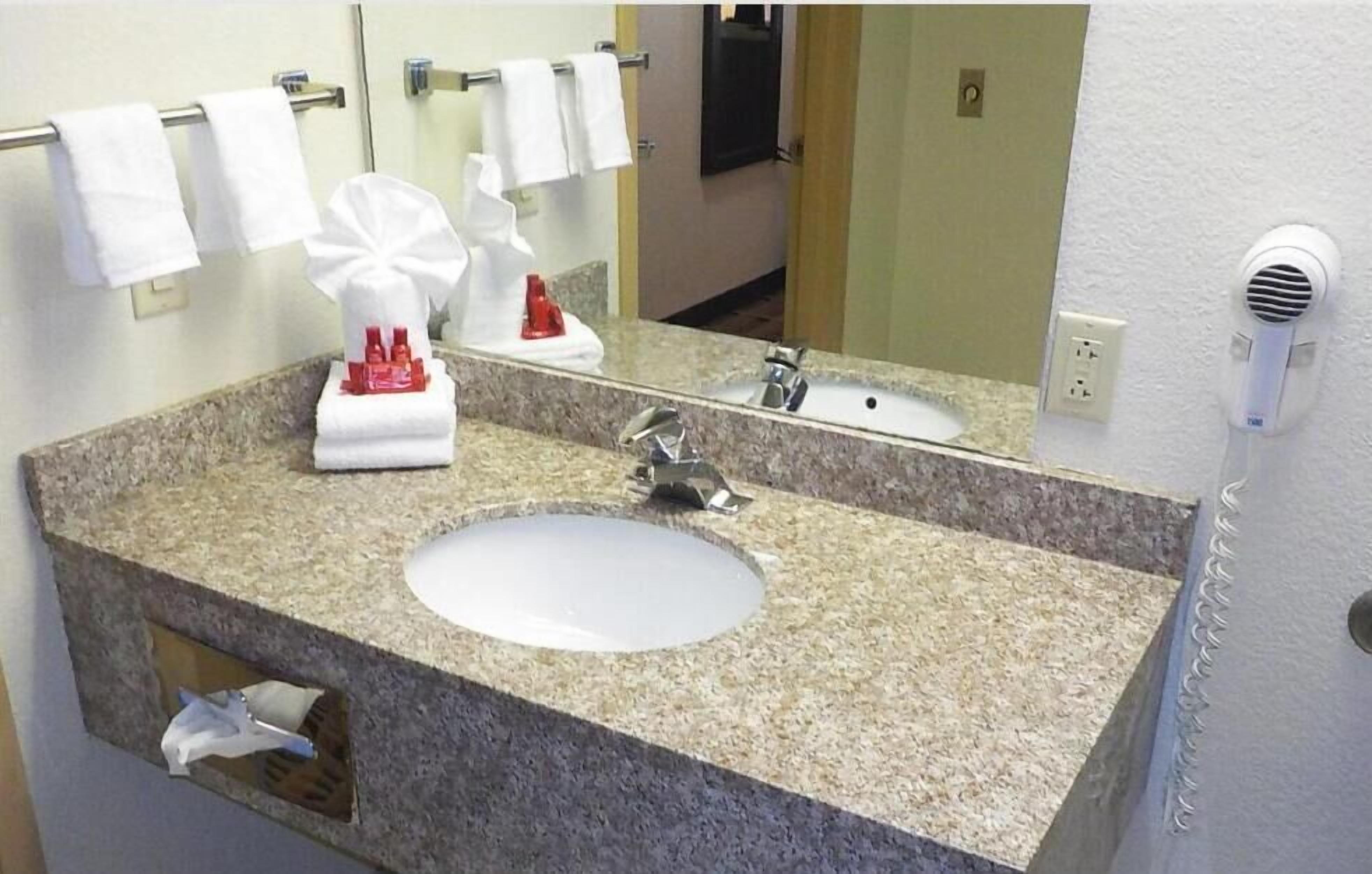 Room, 1 King Bed, Accessible, Non Smoking (Roll-In Shower) | Bathroom
