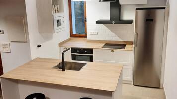 Stovetop, electric kettle