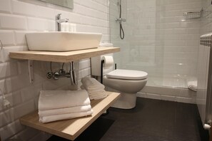 Shower, free toiletries, hair dryer, towels - Hostal Rural Iruso (Leitza)