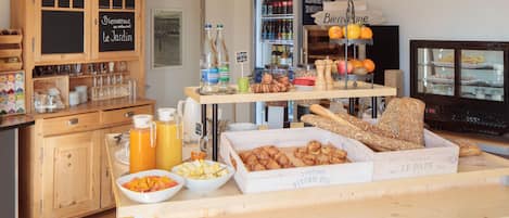 Colazione a buffet, servita tutte le mattine (15 CHF a persona)