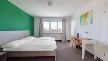 Quadruple Room | Desk, blackout drapes, soundproofing, free WiFi