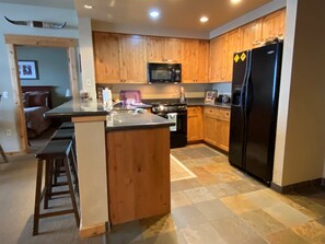 公寓客房 (ME301) | 私人廚房 | 電冰箱、微波爐、烤箱、爐台