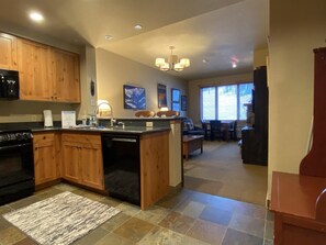 Talo (ME208) | Yksityinen keittiö | Täysikokoinen jääkaappi, mikroaaltouuni, uuni, liesi