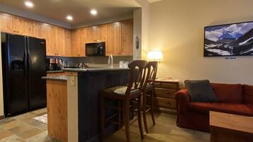 House (ME208) | Private kitchen | Full-sized fridge, microwave, oven, stovetop