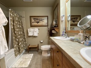 Combined shower/bathtub, deep-soaking bathtub, free toiletries - Morning Eagle #109 1 Bedroom Condo (Whitefish)