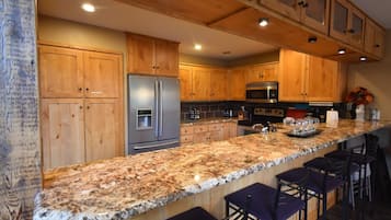 Rumah | Dapur pribadi | Lemari es, microwave, kompor, dan mesin pencuci piring