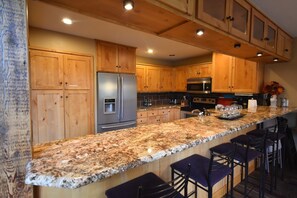 House | Private kitchen | Fridge, microwave, stovetop, dishwasher - Whitefish Mountain 7 Bedroom Townhouse (Whitefish)