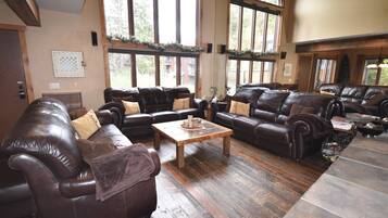 TV, perapian, dan pemutar DVD