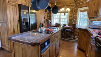 Casa (BJ800) | Cocina privada | Refrigerador y utensilios de cocina