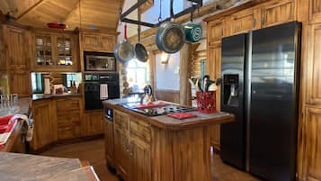 House (BJ800) | Private kitchen | Fridge, cookware/dishes/utensils