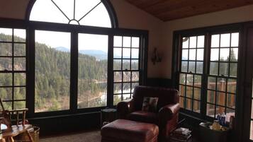 House (BJ800) | Living room | Flat-screen TV, fireplace, stereo