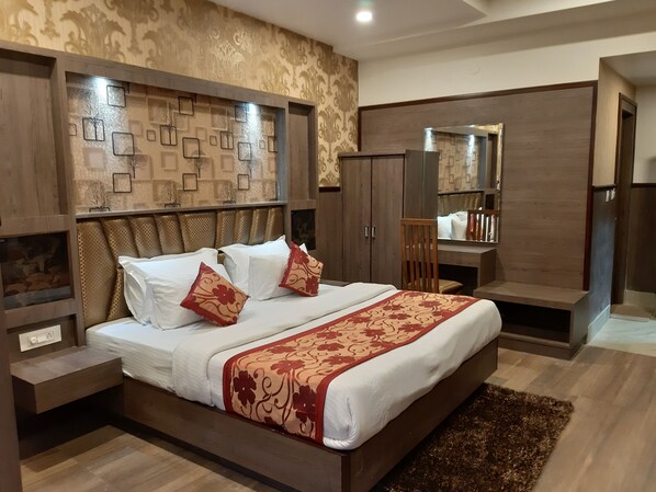 In-room safe, individually decorated, individually furnished, desk