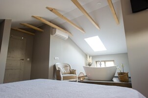 Desk, blackout drapes, free WiFi, bed sheets