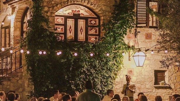 A stone building with a rustic exterior, featuring an arched entrance and a small window. - Villa Lav (Bale)