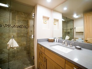 Dusche, Haartrockner, Handtücher