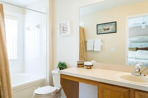 Maison en rangée, 4 chambres | Salle de bain | Ensemble baignoire-douche