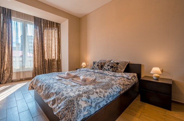 Deluxe Apartment, 1 Queen Bed with Sofa bed, Non Smoking, City View | Living room