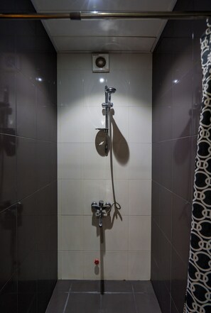 Deluxe Apartment, 1 Queen Bed with Sofa bed, Non Smoking, City View | Bathroom shower - Apartment Alpha Tbilisi (Tbilisi)
