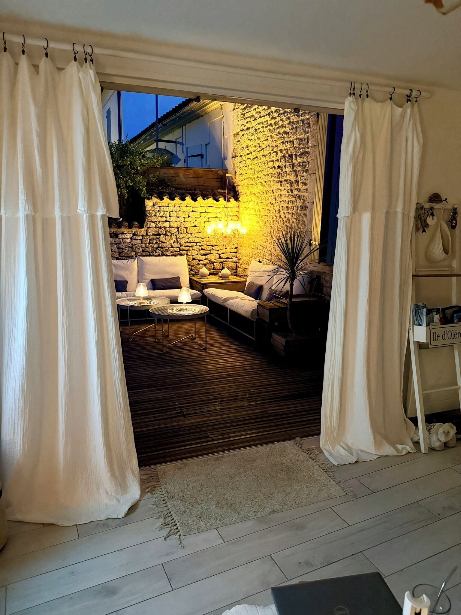 Terrasse de nuit vu du salon. 
