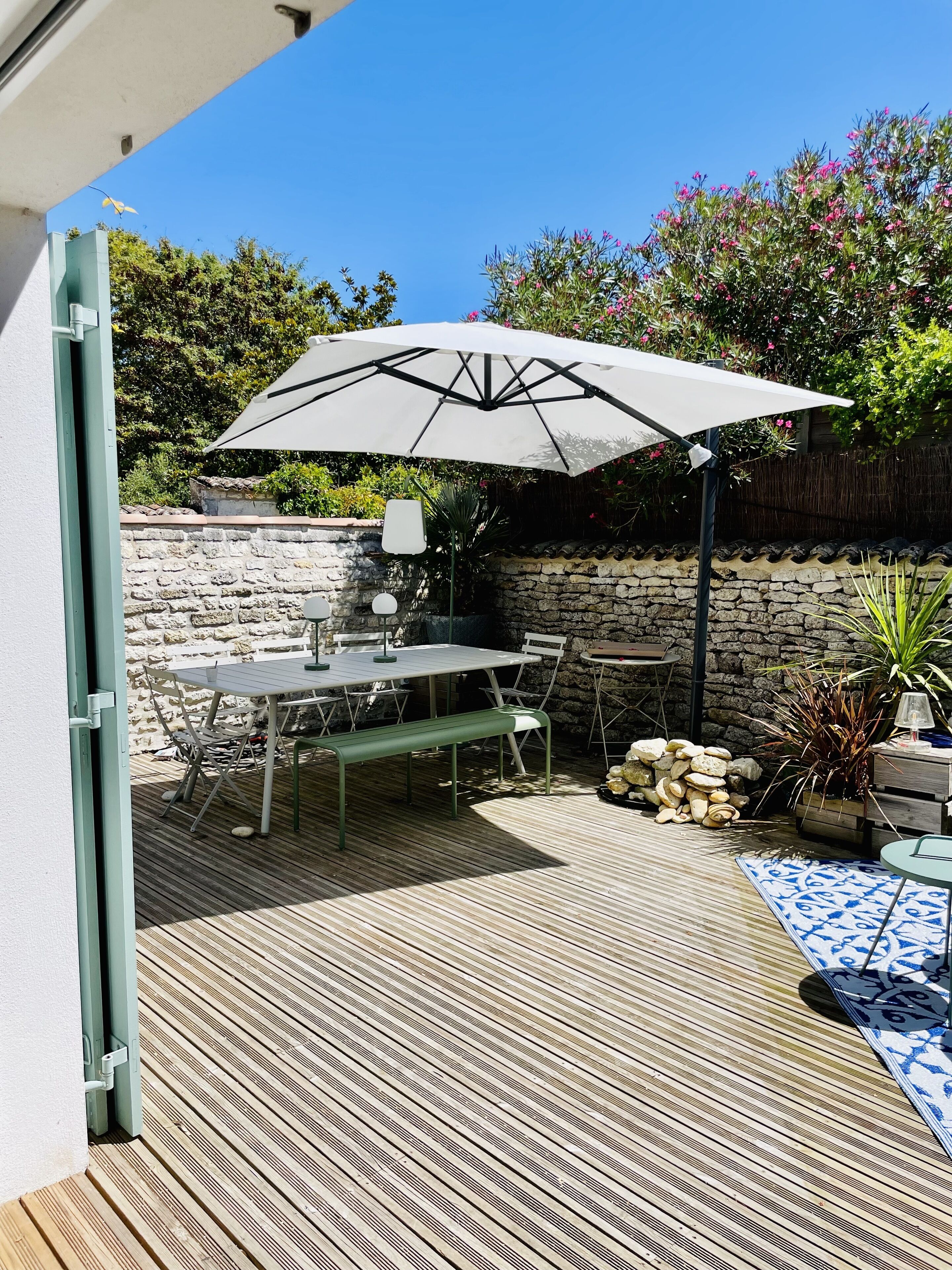 Terrasse - Table sous parasol 