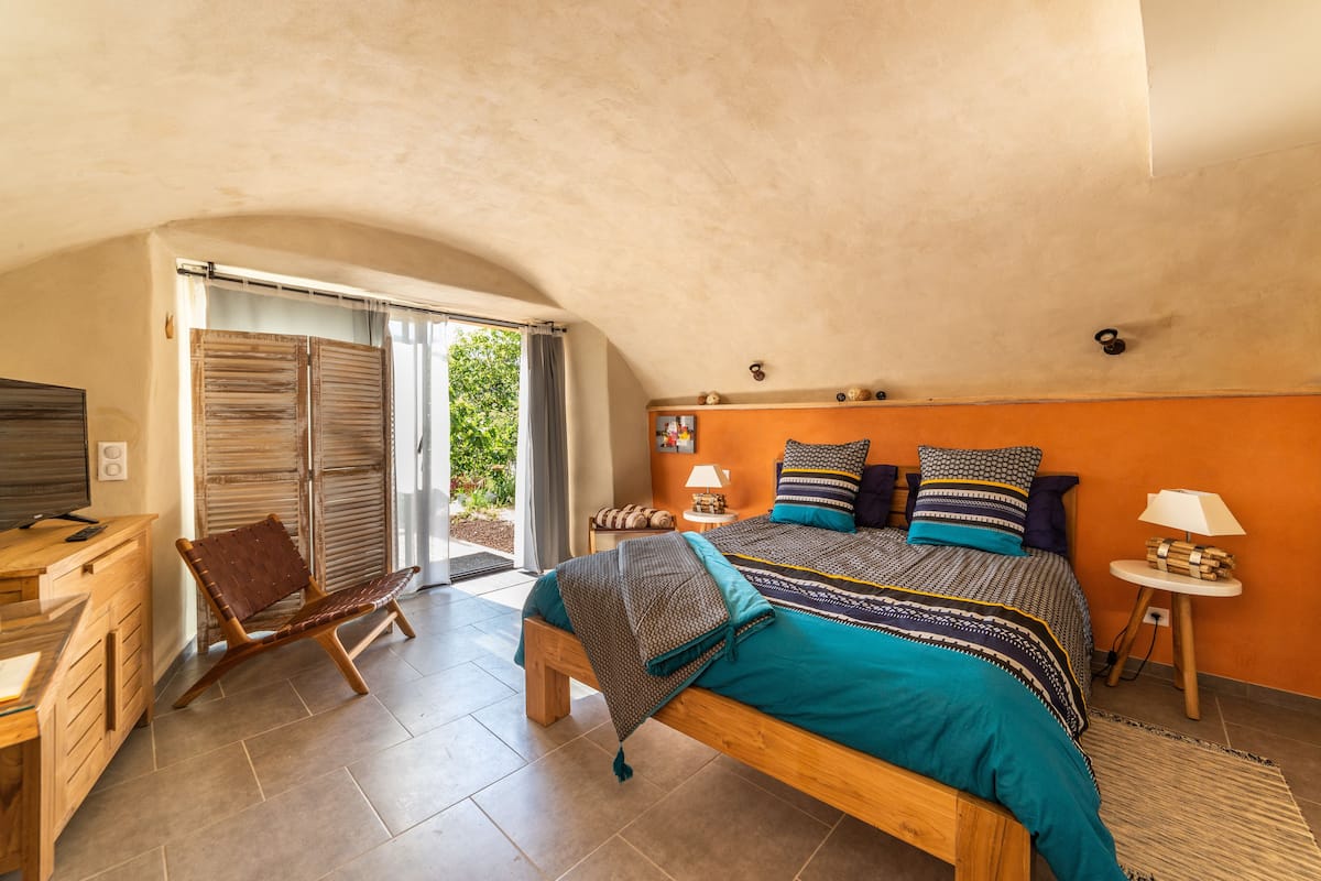 Room (Terracotta) | Minibar, individually decorated, individually furnished, desk