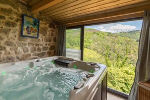 Dusj, toalettartikler (inkludert), hårføner og håndklær