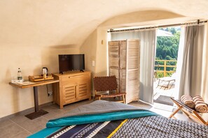 Room (Terracotta) | Minibar, individually decorated, individually furnished, desk - La Calade (Chirols)