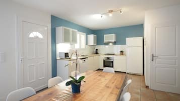 Een koelkast, een microgolfoven, een oven, een kookplaat