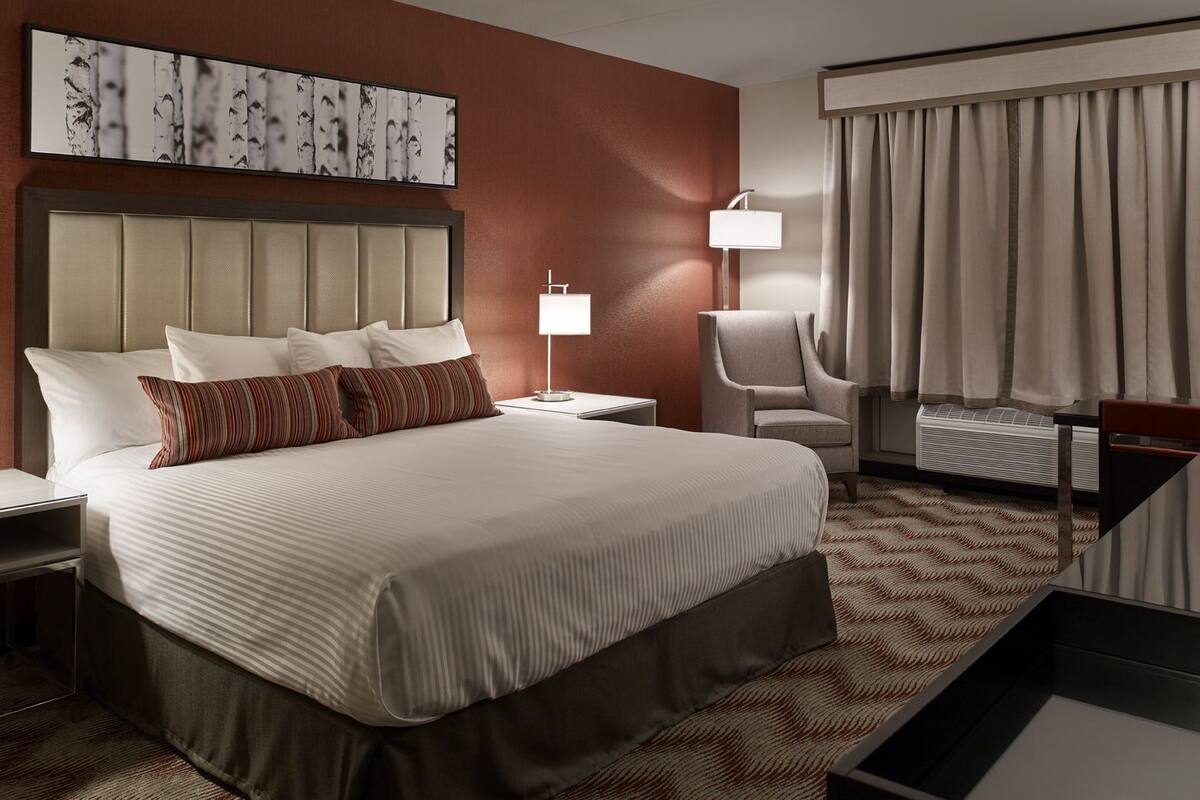 hypo-allergenic bedding, in-room safe, desk, laptop workspace