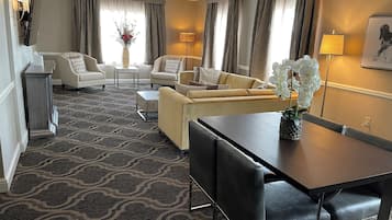 Hypo-allergenic bedding, in-room safe, desk, laptop workspace