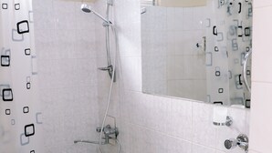Bathtub, free toiletries, hair dryer - Apartment Alpha Leonidze with Fireplace (Tbilisi)