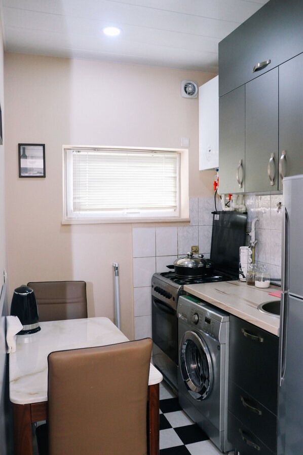 Appartement Confort, 1 grand lit et 1 canapé-lit, non-fumeurs | Cuisine partagée | Réfrigérateur, plaque de cuisson, cafetière/bouilloire