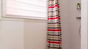 Habitación doble | Baño | Regadera, amenidades de baño gratuitas, secadora de cabello, toallas