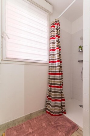 Double Room | Bathroom | Shower, free toiletries, hair dryer, towels - Le Relais de Vérone Chambre d'hôtes (Nort-sur-Erdre)