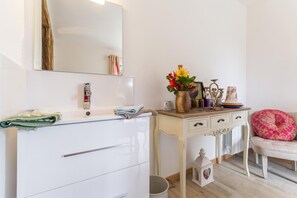 Double Room | Iron/ironing board, free cots/infant beds, free WiFi, bed sheets - Le Relais de Vérone Chambre d'hôtes (Nort-sur-Erdre)