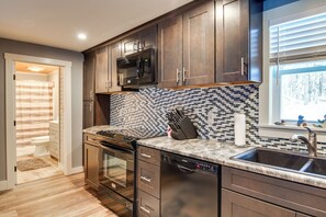 Fridge, microwave, stovetop, dishwasher