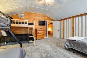 3 bedrooms, desk, internet, bed sheets