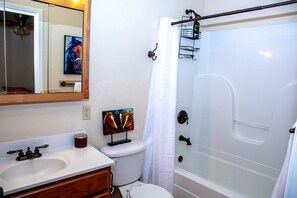 Combined shower/bathtub, hair dryer, towels, shampoo