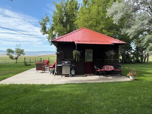 Terrace/patio - Bar 7 Bunk House - perfect for OHV travelers! (Meeker)