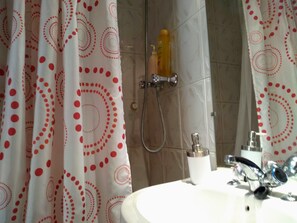 Apartment, 2 Bedrooms, Non Smoking (2 Queen Beds) | Bathroom | Shower, free toiletries, hair dryer, towels - Obispo (Santiago)
