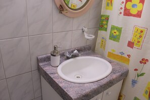 Classic Apartment, 2 Bedrooms, Non Smoking (2 Queen Beds) | Bathroom
