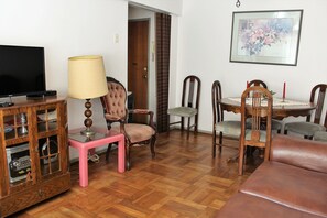 Apartment, 2 Bedrooms, Non Smoking (2 Queen Beds) | Living area