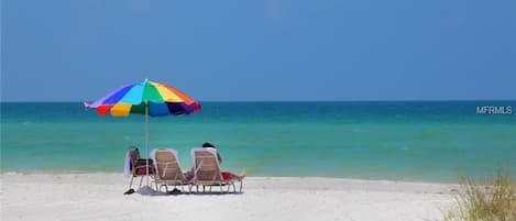 Chaises longues, serviettes de plage