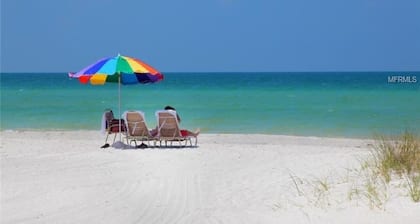 Drift Inn A, Heated Pool, Beach and Amenities, 2-3 min walk.