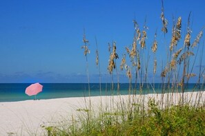 Sun loungers, beach towels - Drift Inn A, Heated Pool, Beach and Amenities, 2-3 min walk. (Sarasota)