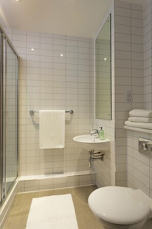 Bathroom shower - University of Bath City Accommodation (Bath)